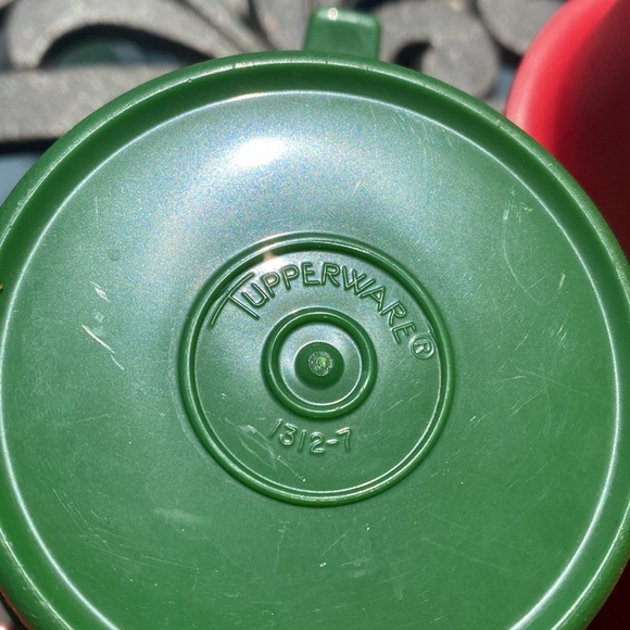 Tupperware - Vintage Cups Mugs Lids Set of 4 Red and green 1312-8 1312-7 - Picture 15 of 17